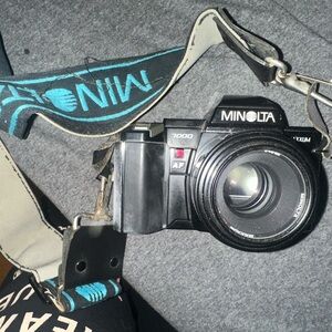 Minolta 7000 with carrying case and extra lense and flash !
